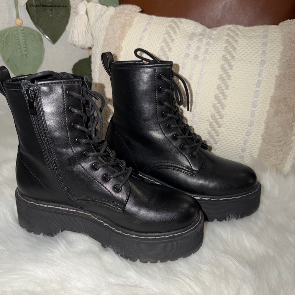 STEVE MADDEN
Basille Lace-Up Platform Lug Sole Boot